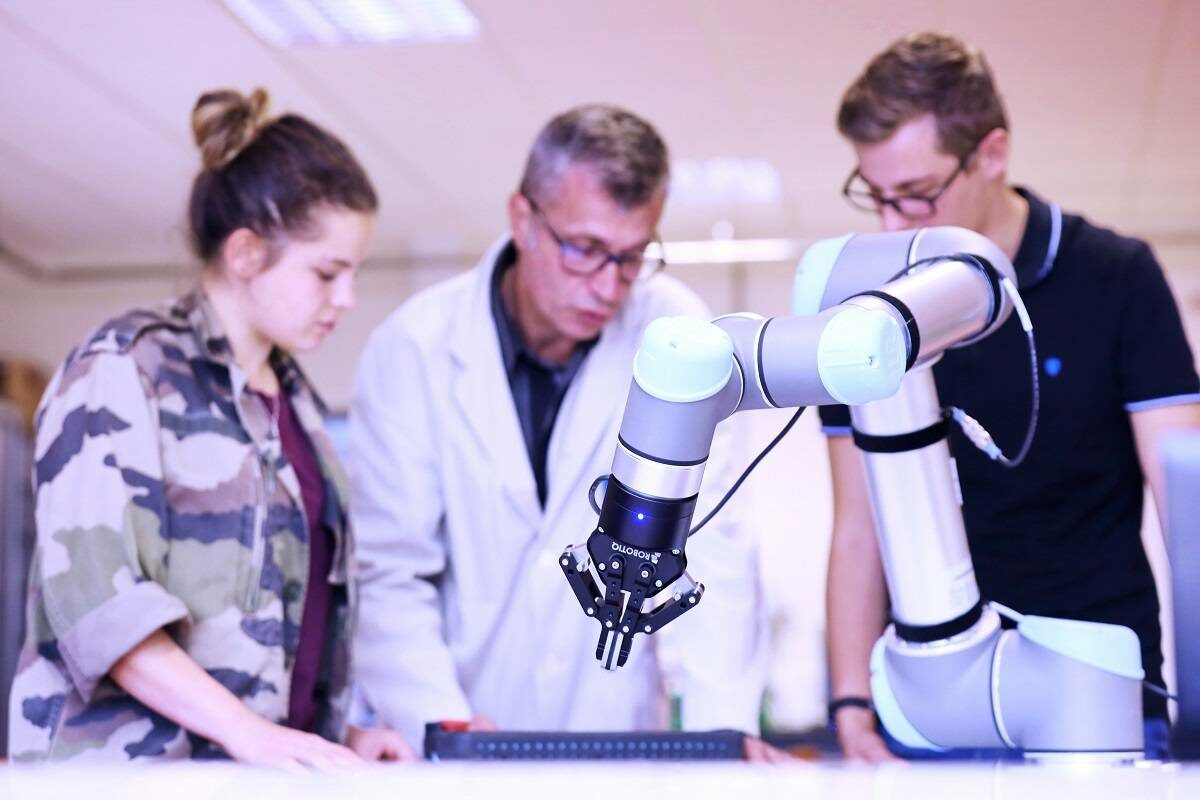 Des formations certifiantes en robotique pour les futurs professionnels de l’industrie