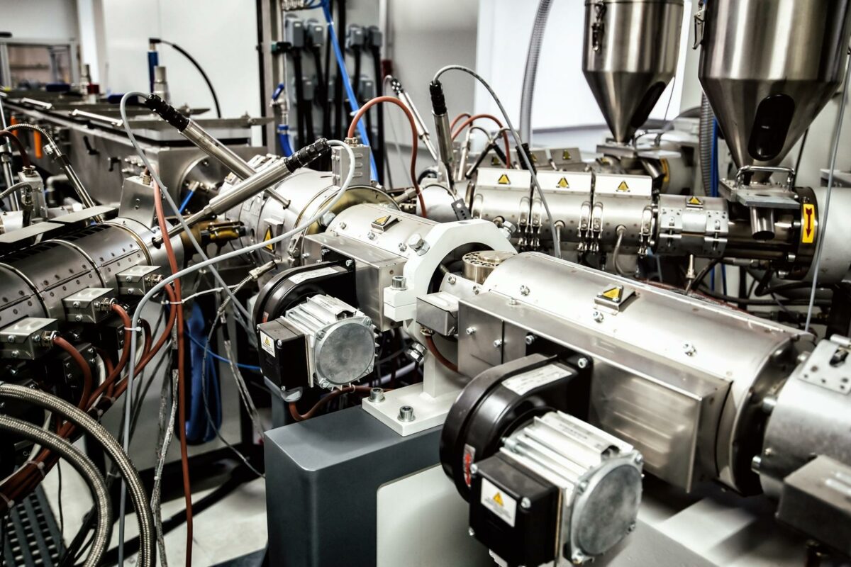 Extrusion plastique : maîtriser le dégazage et la thermique sous vide pour fiabiliser la production